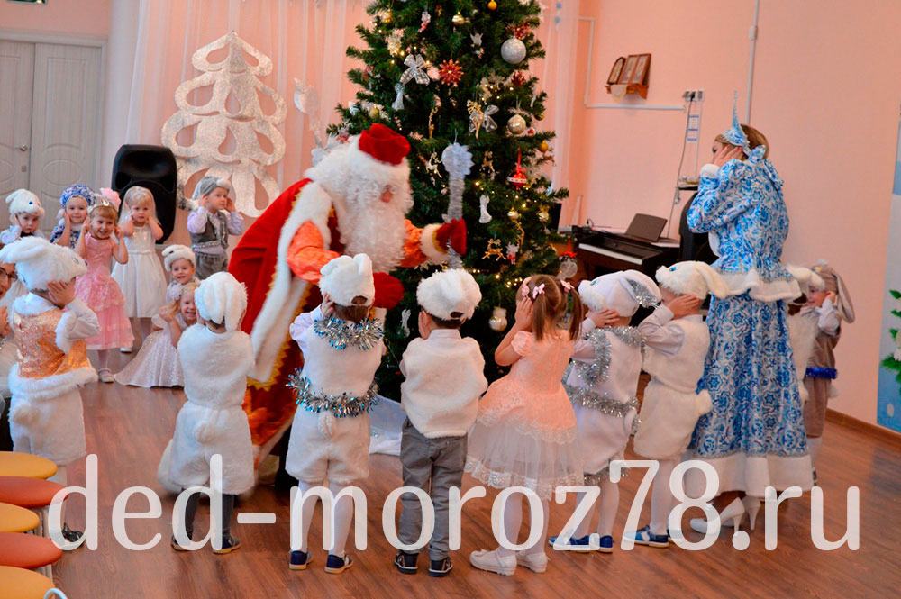 Дед Мороз и Снегурочка в играют на утреннике в младшей группе детского сада СПб